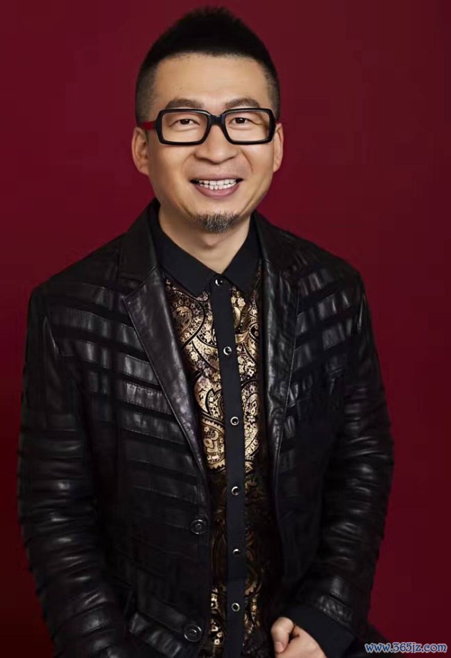 在《魅力歌先生》的选曲歌单中，一共有两首作品出自老猫之手，而况均在节目播出后激勉全网狂欢。由金润吉、张玮、王谦、纪海星四位实力唱将联手改编的《野花香》，动作第四期的“王炸”舞台，被不雅众盛赞为“天花板级唱功”与“生感性扭捏响应”，音乐一响，就忍不住的沾沾自喜，网友直呼“魅力歌神级舞台”、“新一代广场舞神曲出身”。